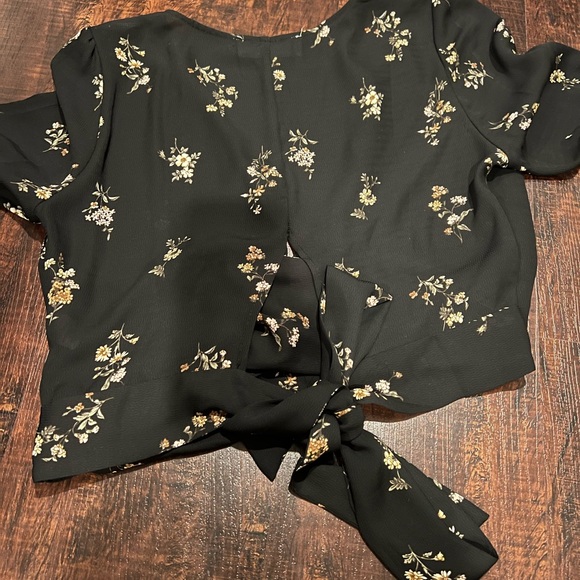 Floral wrap crop blouse - Picture 2 of 3